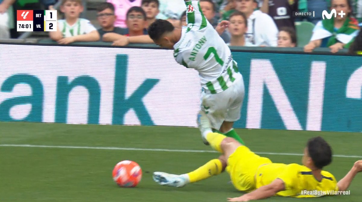 ArchivoVAR's tweet photo. 🖥️💥 El VAR dejó pasar un penalti de Cardona sobre Antony.

👉🏻 El defensor, en su intento de rebañar el balón, termina golpeando en el muslo del brasileño.

❌ ES PENALTI.

▪️ Pulido Santana, tras señalar un penalti de forma incorrecta, dejó de ver el que sí era punible. https://t.co/H0vwPRIuwh