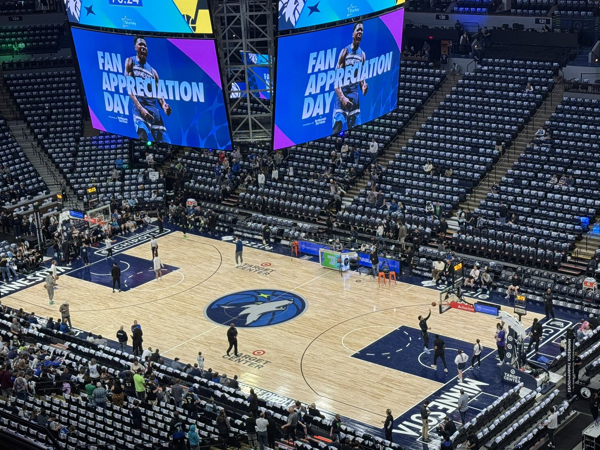 SaraSteva's tweet photo. Let’s go Wolves! #packpix https://t.co/dRQSWH3gBE