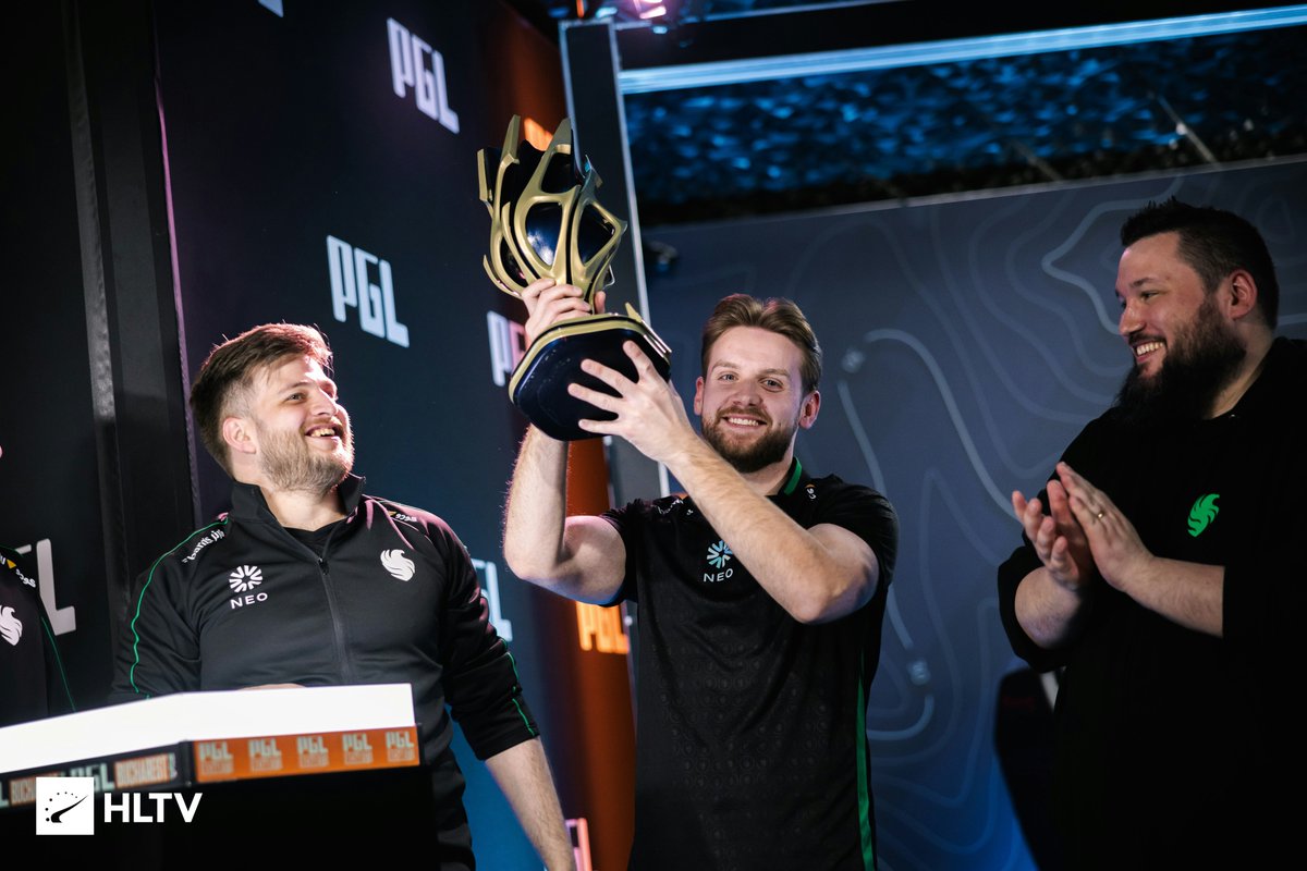 First trophy lift with Falcons 🏆 @G2NiKo 

📸 <a href="/theMAKKU/">Radosław Makuch</a>