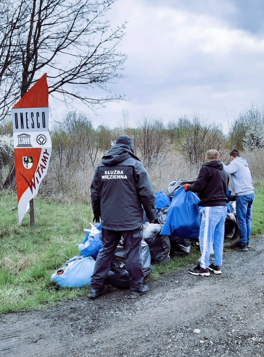 Tarnowskie_Gory's tweet photo. ♻️ Tarnogórzanie nie próżnują, dlatego akcja #hasie #szkło i #beleco jeszcze bardziej się rozwija!
💚Przed i w trakcie weekendu zaśmiecone zakątki miasta sprzątali https://t.co/LVaissfSOC. uczniowie ze Szkoła Podstawowa nr 15 im Gwarków Tarnogórskich, którzy w Starych Tarnowicach uprzątnęli okolice ulicy Szwedzkiej, Litewskiej, Bałkańskiej i Łotewskiej.
💚Wolontariusze z Osady Jana i Bobrownik Śląskich-Piekar Rudnych zajęli się śmieciami w Parku Piny,
💚 funkcjonariusze tarnogórskiego aresztu wraz z osadzonymi podjęli się uprzątnięcia rejonu obszaru objętego strefą #UNESCO przy wjeździe do Rept Śląskich .
💚 Przypominamy, że akcja sprzątania miasta trwa do 22, a nawet do końca kwietnia!
Czekamy na rodziny, ekipy znajomych, stowarzyszenia, klasy i szkoły oraz przedszkola chętne do sprzątania. Kiedy podadzą nam terminy planowanego sprzątania, dzięki współpracy firmą #Remondis, dostarczymy im worki na śmieci, a potem je odbierzemy.
Zgłoszenia miejsc i grup można dokonywać
- na adres mailowy info@tarnowskiegory.pl
- w komentarzach na naszych mediach społecznościowych
- w wiadomościach prywatnych na fb i instagramie
- telefonicznie pod nr (32) 393 33 831.
Czekamy na zdjęcia miejsc przed, w trakcie i po sprzątaniu!
🤍🖤💛
#ekotg #zielonetg #sprzątamytg #efekttg #tarnowskiegóry #wiosnawtg #hasieszkłoibeleco #reptyśląskie Tarnowskie Góry - Rada Dzielnicy Osada Jana Tarnowskie Góry - Rada Dzielnicy Bobrowniki Śląskie - Piekary Rudne #bobrownikiśląskie #staretarnowice #osadajana #areszttg Areszt Śledczy Tarnowskie Góry Rada Dzielnicy Stare Tarnowice