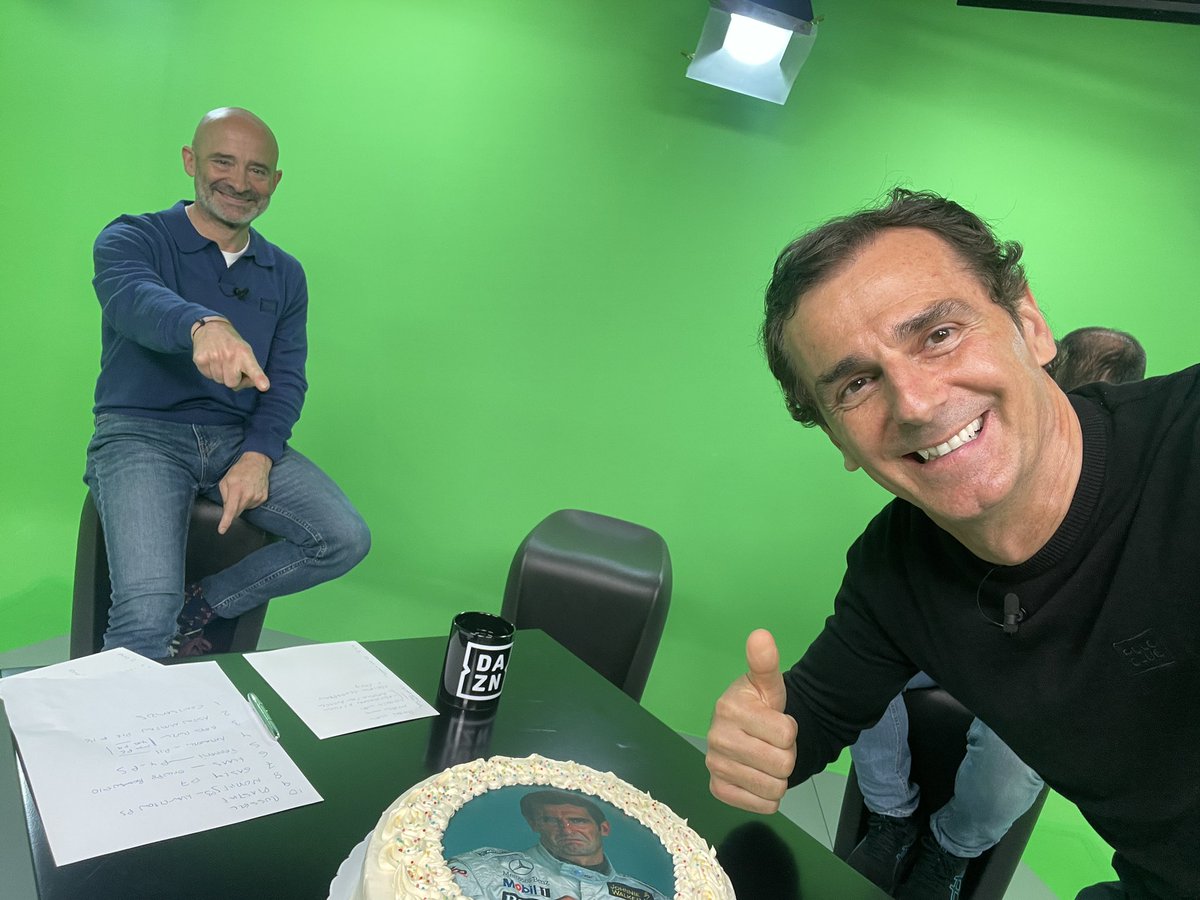 PedrodelaRosa1's tweet image. Aguantando que es gerundio!!!!😜 A mis amigos de DAZN gracias por el pastel, no tanto por la foto del pastel…😩#BahreinDAZNF1 #20años #lapRecord