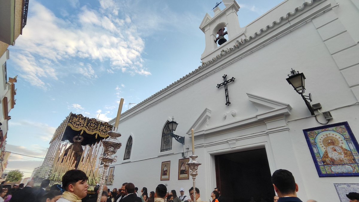Elegante y con firmeza en su victoria llega María Santísima al convento donde la esperan las hijas de dios
#SaludyVictororia #LaBorriquita #DomingodeRamos #SsantaCoriadelRio25