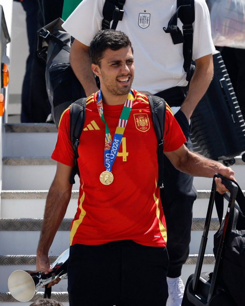 🚨 تاريخي 

أكثر ست لاعبين دقة في التمريرات في مباراة واحدة في تاريخ المونديال منذُ بداية الإحصائيات 1966 : 

2️⃣0️⃣7️⃣ تمريرة ضد المغرب 2022 (رودري 🇪🇸)
2️⃣0️⃣4️⃣ تمريرة ضد اليابان  2022 (رودري 🇪🇸)
1️⃣7️⃣4️⃣ تمريرة ضد المغرب 2022 (لابورت 🇪🇸)
1️⃣7️⃣4️⃣ تمريرة ضد روسيا 2018 (راموس 🇪🇸)
1️⃣7️⃣3️⃣