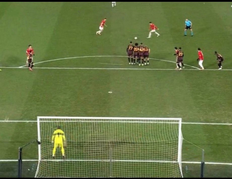 Muslera, sen çok kötü bir kalecisin. Amatör takım kalecisi o köşeyi o kadar boş bırakmaz.
