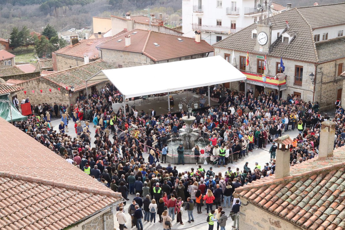 🎭🌍 Un desfile que unió culturas, pueblos y corazones 🌍🎭

Ayer vivimos uno de los momentos más esperados y emocionantes de Mascarávila 2025: el Desfile Internacional de Mascaradas, Grupos de Folklore y Vaquillas.

👣 Más de 700 participantes llenaron las calles de Hoyocasero