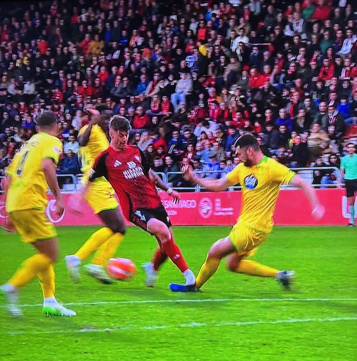 Y ojo, quitando los penaltis, no me olvido de esto eh.
No han sacado roja aquí, es acojonante