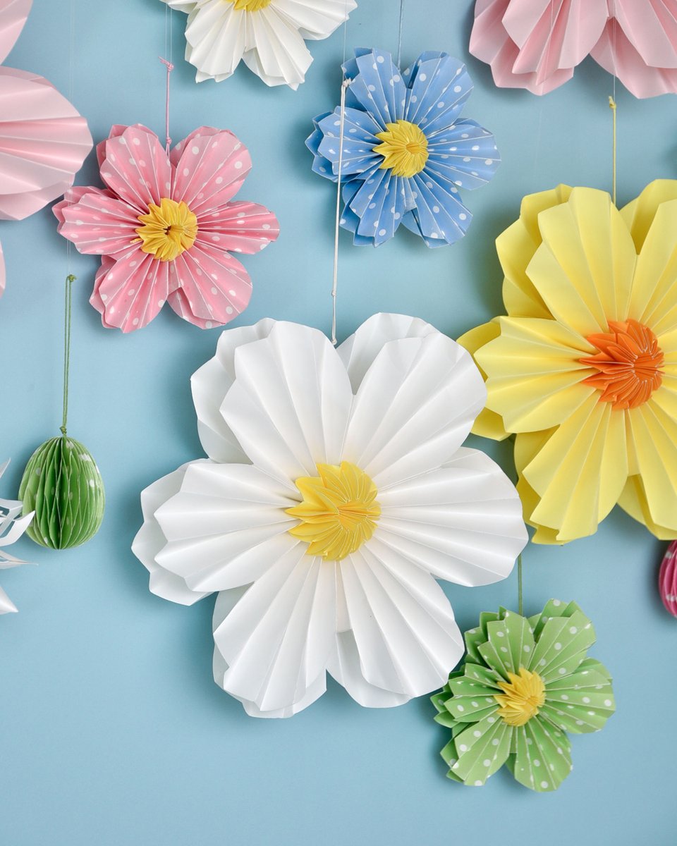 Gisela_Graham's tweet image. With so many gorgeous paper flowers to choose from, why pick one? We say get them all!🌸 Here's some reasons to love them: they're versatile, bright and look stunning when mix-matched. Shop them now - they're 25% off!

#GiselaGraham #HomeDecor #SpringDecorations #PaperDecor