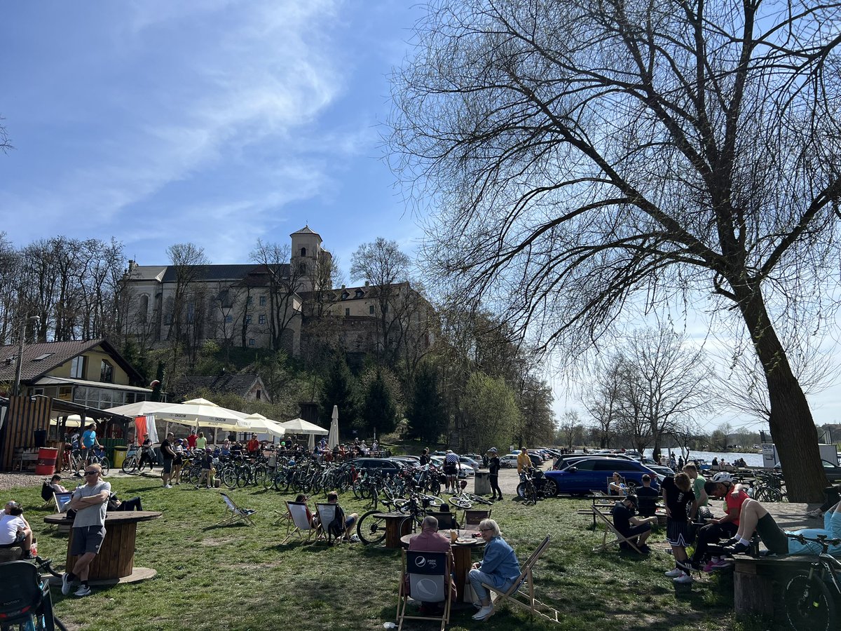 Over 100 Polish people are enjoying a warm Sunday by the Vistula River. No Bluetooth speaker blasting Cardi B, no smoking weed next to families, and no screaming or yelling. Just classy, well-behaved families enjoying a sunny day in peace. I love this place—don’t ruin it! 🇵🇱