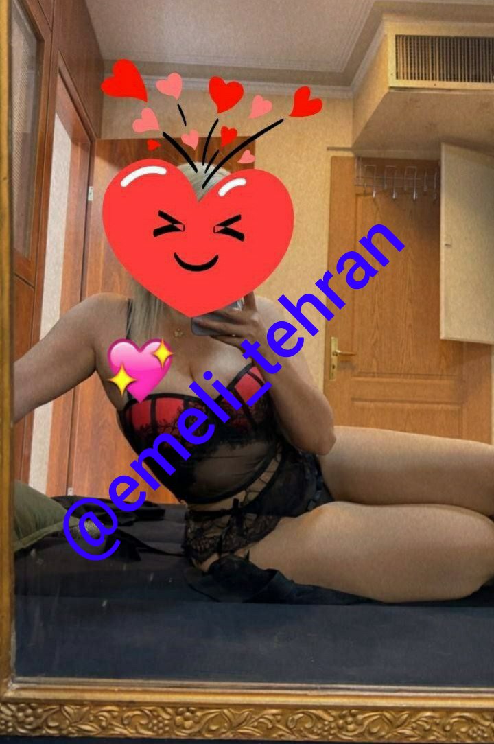 emli_tehrran's tweet photo. دوست داری روی این تخت جلوی آینه کیرتو  تا ته بکنی تو کصم https://t.co/z5xIUYw6Oe