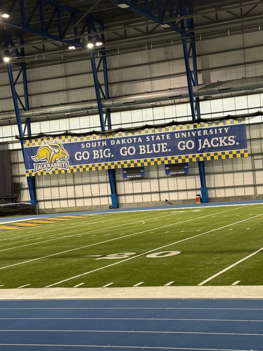 CarterC7366's tweet image. Thanks @Coach_Bergy and @GoJacksFB for the visit it was great to learn about what it takes to be a jackrabbit. Can’t wait to be back for camp!