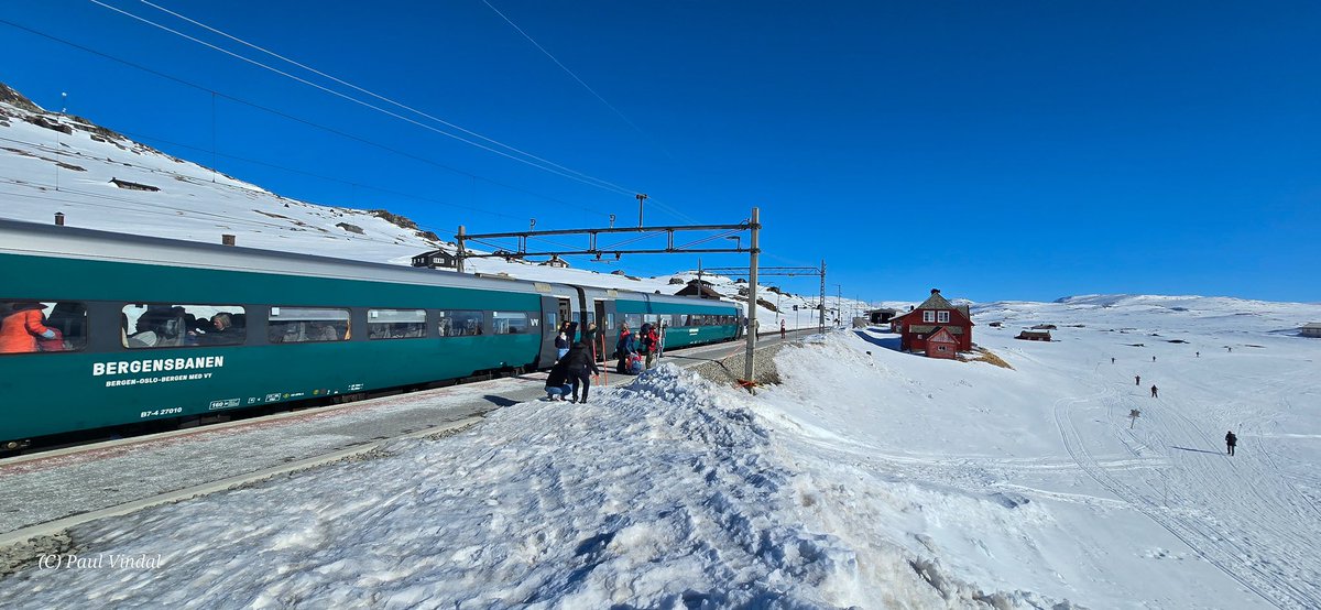 For et eventyrlig vær vi har hatt i fjellet den siste tiden. Blå himmel, hvit snø og vintervårluft. Perfekt! 

#finse #bergensbanen 

📸: Paul Vindal
