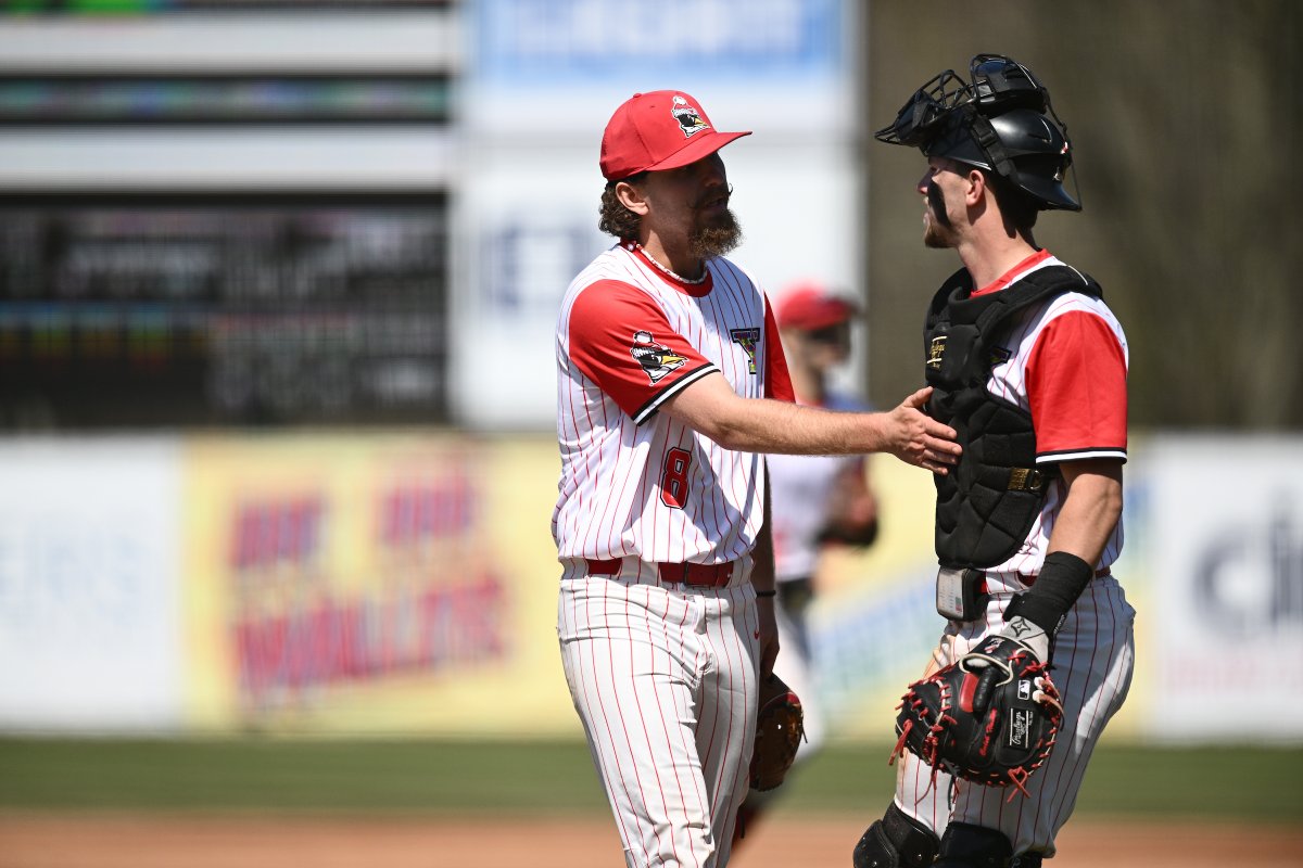 Mid 5th | YSU 9, NKU 5

Brandon Mikos retired the side in order in T5 to put up his second straight scoreless frame!

Hadley, Fossum and Rover coming to the plate in B5.

#GoGuins // #FeedTheRaft