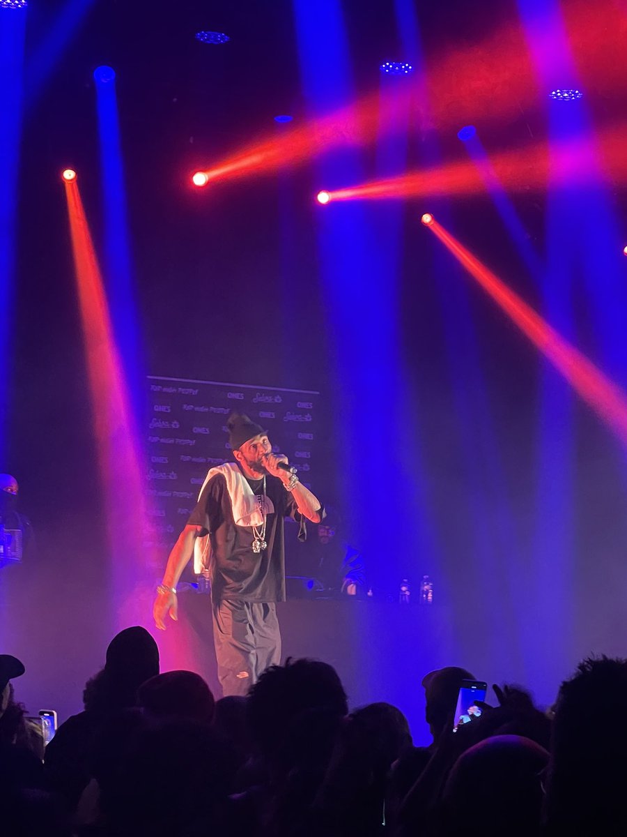 LeGrours's tweet photo. Meilleur concert de tous les temps 
@roiheenok 🥶🥶🐐🐐 https://t.co/R0R1IcmaWY