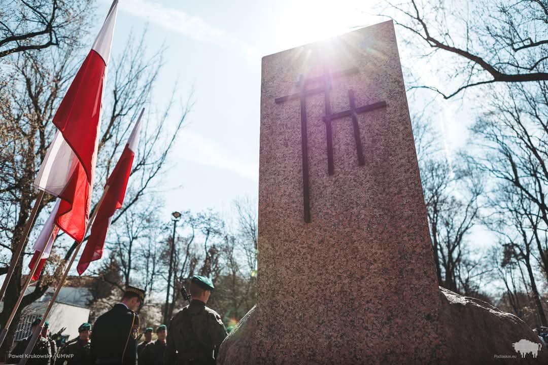 GracjanEGabre's tweet photo. W 85. rocznicę Zbrodni Katyńskiej oddaliśmy hołd ofiarom, składając kwiaty pod Grobem Nieznanego Sybiraka oraz Pomnikiem Katyńskim. Pamiętajmy o tych, którzy zginęli z rąk oprawców, o ich cierpieniu, odwadze i prawdzie. Cześć Ich Pamięci. 🇵🇱 https://t.co/zsfC22aT9J