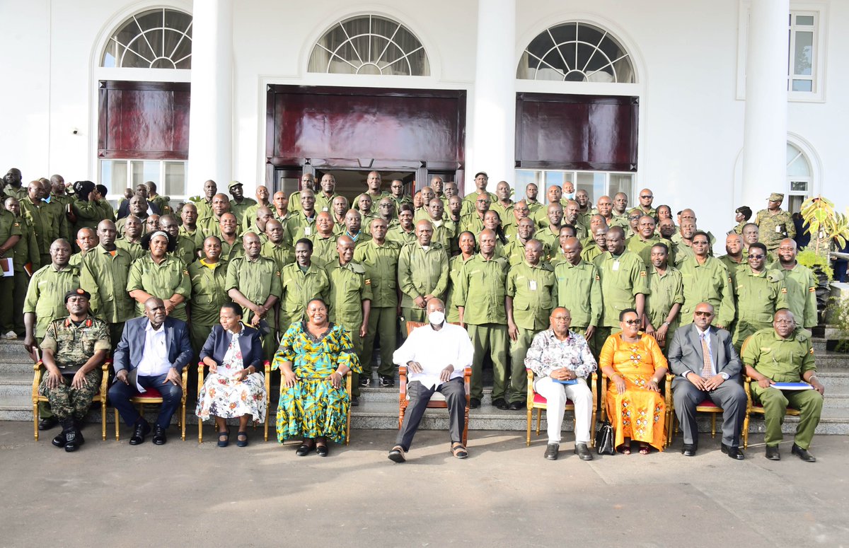 This afternoon, I hosted Chief Administrative Officers, Town Clerks, and Under Secretaries at State House, Entebbe. We agreed to confront the “irritants” undermining our service delivery, including corruption in education and healthcare, as well as land grabbing. I emphasised the