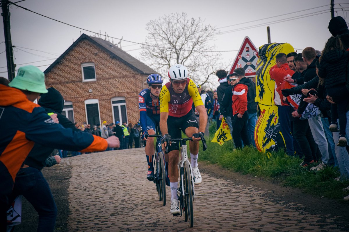 Après 139 km de course, l’échappée puis le peloton ont franchi le Secteur 24, au cœur des supporters du VAFC ! ❤️🤍

Des images magnifiques, au cœur de la passion ! 🚴🏻‍♂️