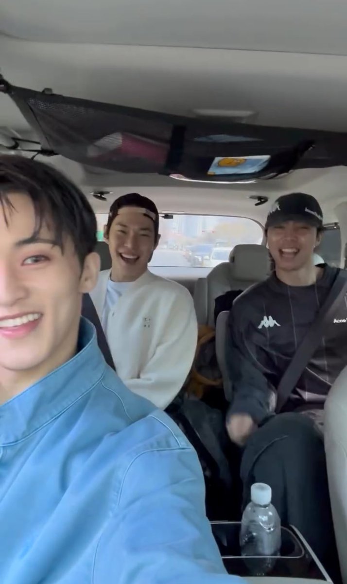 셋이뭉치면  세얼간이바부삼형제스럽다가도
 서로의 인생에있어 서로가 필수요소처럼 함께해야되는 사람들이라는 사실을 자각해버리는순간 슬립오버즈에서 빠져나올수없게됨....   이젠 의심이필요없는 관계성이 너무 건강하고감동적이거야