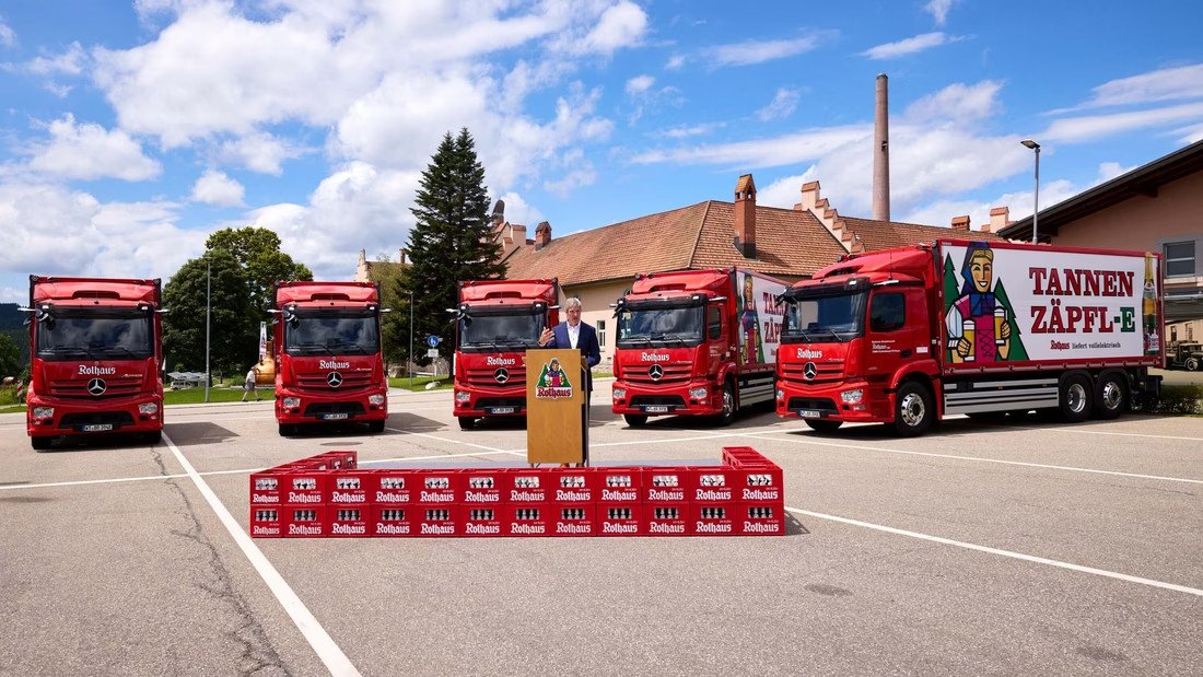 Die badische Brauerei Rothaus liefert seit 1 Jahr ihr Bier mit 5 vollelektrischen LKWs aus, die sie mit eigenem Solarstrom betanken. Seitdem haben die Trucks 100.000 km zurückgelegt &amp; ca. 35.000 Liter Diesel eingespart. Bis 2030 will Rothaus die gesamten Produktion „klimapositiv“