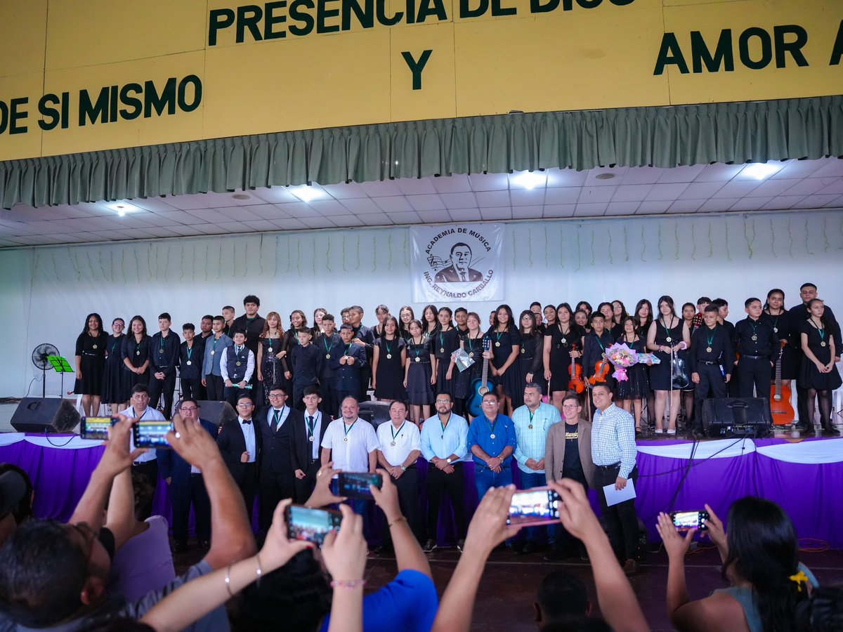 REYNALDOCARB's tweet photo. Quién dijo que los sueños no se hacen realidad, al graduarse estos jóvenes de la escuela de música, no sólo hicimos realidad los sueños de ellos, si no los míos.

Crear la primera escuela de música gratuita en San Miguel ha sido una decisión de corazón, pensada especialmente para nuestros niños y jóvenes migueleños, que merecen todas las oportunidades para crecer, aprender y soñar en grande.

Felicito con todo mi corazón a los estudiantes, quienes en tan solo 6 meses de ensayo han logrado lo que muchos considerarían imposible: aprender solfeo y tocar un instrumento con pasión, entrega y excelencia 👏🏼🎼. Ustedes son la prueba viviente de que los sueños se cumplen cuando se trabaja con disciplina y amor.

También quiero extender mi agradecimiento a todas las personas que hicieron posible este proyecto. Gracias al maestro Franklin Mendoza  por su liderazgo y compromiso con la formación musical; a Edgar Gómez por su entrega total al proyecto; a los instructores por enseñar con paciencia y dedicación; y a los padres de familia por creer, apoyar y acompañar a sus hijos en este hermoso camino.

Este ha sido el primer paso para construir el sueño de la Sinfónica Juvenil,  🎼👏🏻