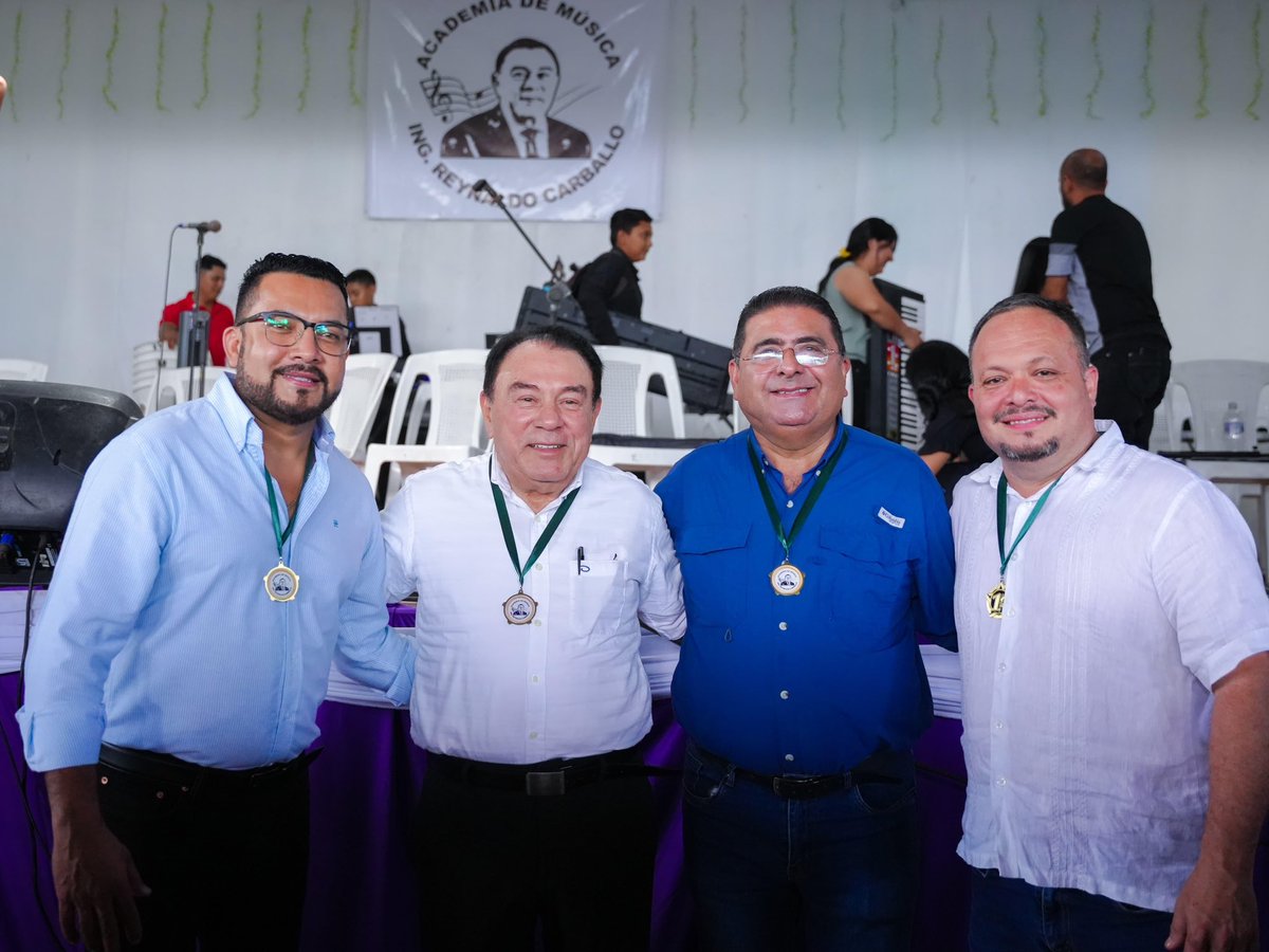 REYNALDOCARB's tweet photo. Quién dijo que los sueños no se hacen realidad, al graduarse estos jóvenes de la escuela de música, no sólo hicimos realidad los sueños de ellos, si no los míos.

Crear la primera escuela de música gratuita en San Miguel ha sido una decisión de corazón, pensada especialmente para nuestros niños y jóvenes migueleños, que merecen todas las oportunidades para crecer, aprender y soñar en grande.

Felicito con todo mi corazón a los estudiantes, quienes en tan solo 6 meses de ensayo han logrado lo que muchos considerarían imposible: aprender solfeo y tocar un instrumento con pasión, entrega y excelencia 👏🏼🎼. Ustedes son la prueba viviente de que los sueños se cumplen cuando se trabaja con disciplina y amor.

También quiero extender mi agradecimiento a todas las personas que hicieron posible este proyecto. Gracias al maestro Franklin Mendoza  por su liderazgo y compromiso con la formación musical; a Edgar Gómez por su entrega total al proyecto; a los instructores por enseñar con paciencia y dedicación; y a los padres de familia por creer, apoyar y acompañar a sus hijos en este hermoso camino.

Este ha sido el primer paso para construir el sueño de la Sinfónica Juvenil,  🎼👏🏻