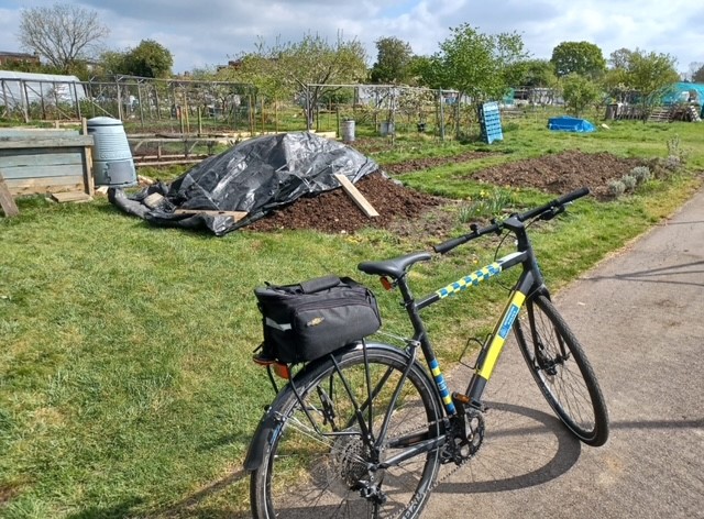 A lovely day for a cycle patrol. Areas covered were Pinner, North Harrow, Woodlands open space and West Harrow allotments.

Further patrols due to an incident on Pinner road on Saturday night, also visited the West Harrow allotments after reports of ASB in the area #Metpolice