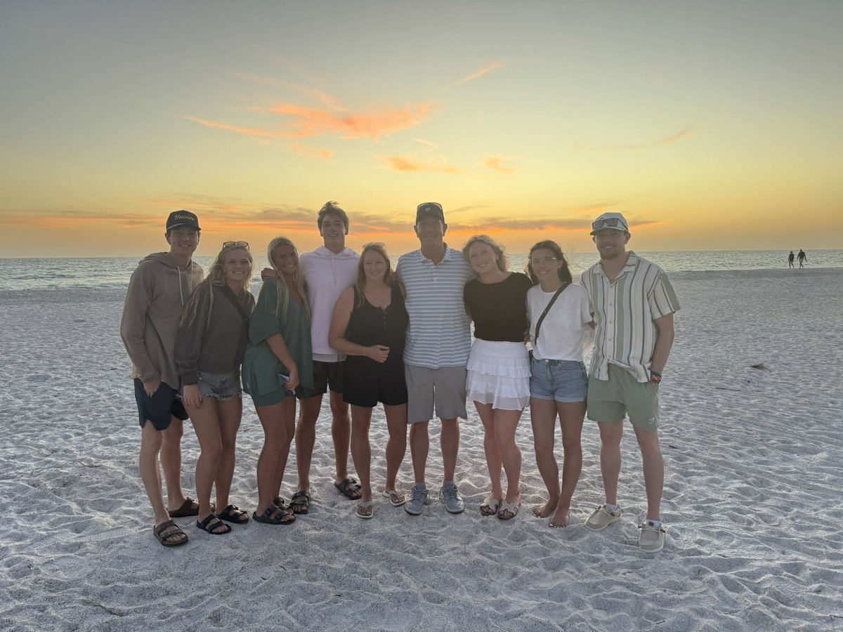 bradjodi_vis's tweet photo. Senior year Spring Break turned into the ultimate Vis Family Vacation ☀️🌊🏖️🐚 @brady_vis1 @PeytonVis @sydneyvis @carsonvis1 @Allyson_Hunt15 @sydney_cleary https://t.co/9zmkWmjiAm