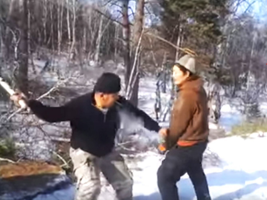 Энэ зодуулж байгаа хүн амиа хорлосон, зодсон босоо хөх гэх нөхөд ямар ял авсан бэ?