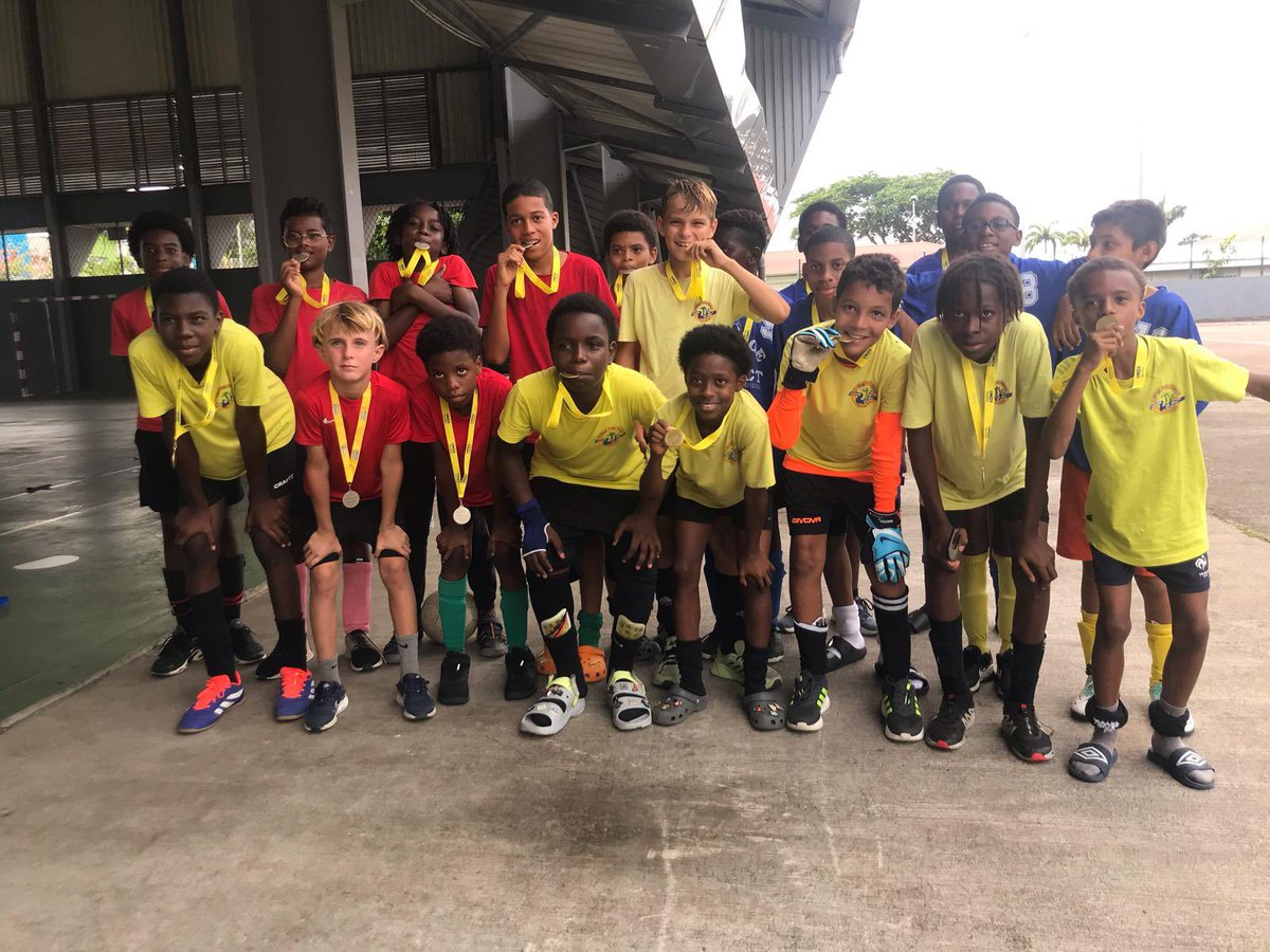 On l’a déjà dit et répété : Saint John Perse terre de talents ! 
Mesdames et messieurs applaudissez les 2emes académique de futsal Benjamin ( 6eme/5eme).
Félicitations à nos élèves ainsi qu’à leur enseignant ! 👏🏽👏🏽👏🏽💪🏽
#futsal #academieguadeloupe #unss