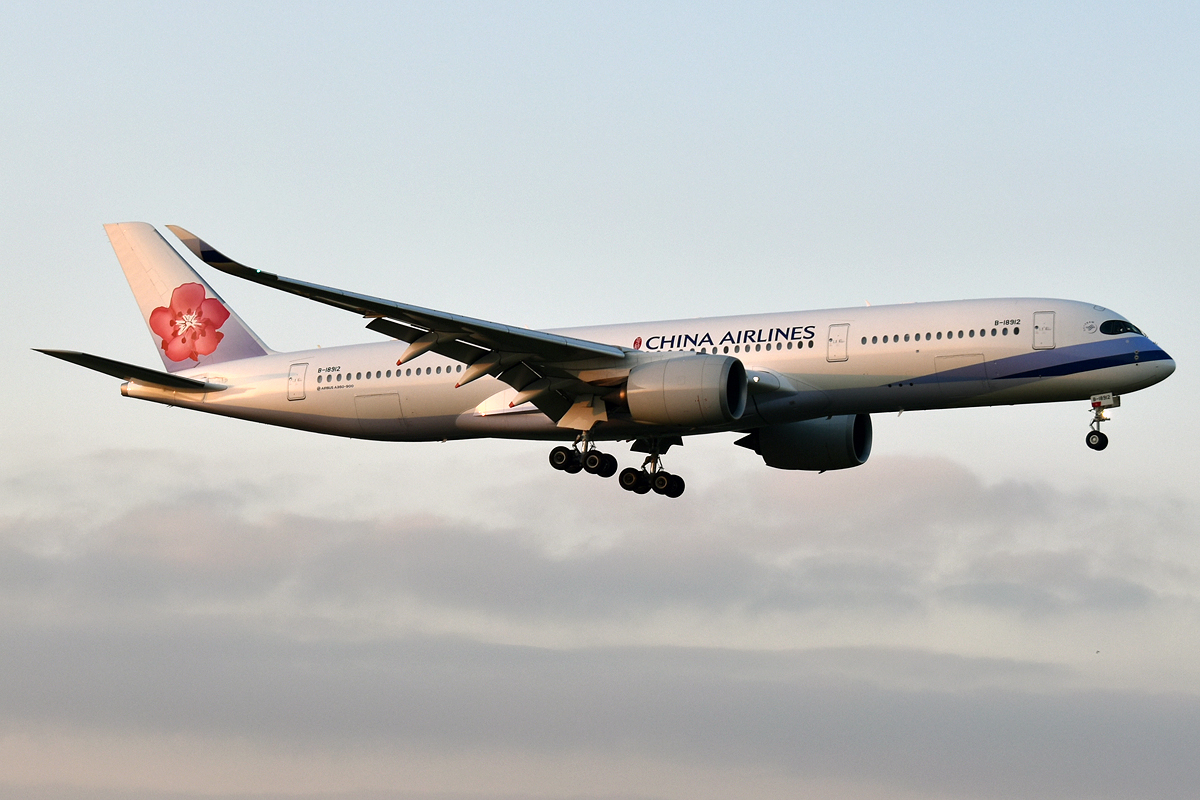AvSourceNews's tweet photo. Earlier today, a China Airlines Airbus A350 operating CI753 between Taipei and Singapore declared an emergency with a major issue onboard.
https://t.co/1J5rivNYDZ
@AirNavRadar
#ChinaAirlines #CI753 #Taipei #Singapore #Kaohsiung #AvGeek https://t.co/bZE28e2aWJ