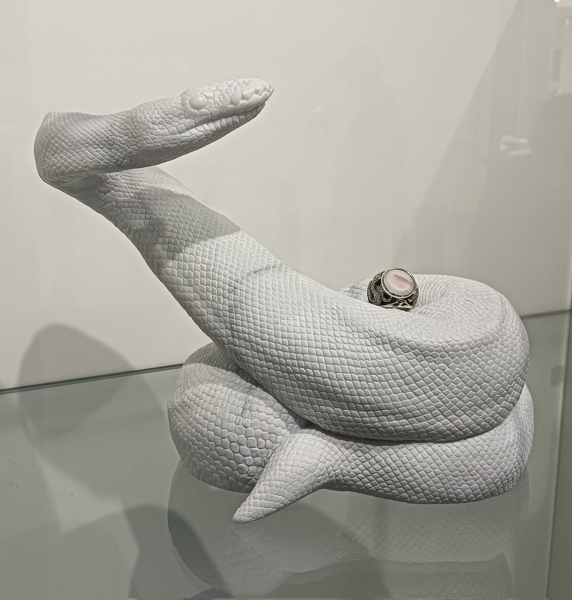AQUA_SiON's tweet image. 指輪💍を護る守護蛇🐍✨

今回の個展限定リング“FRAGMENTUM”は、メイン作品の大理石を使った赤系ですね！💍✨

#佐野藍
#PythonSeries