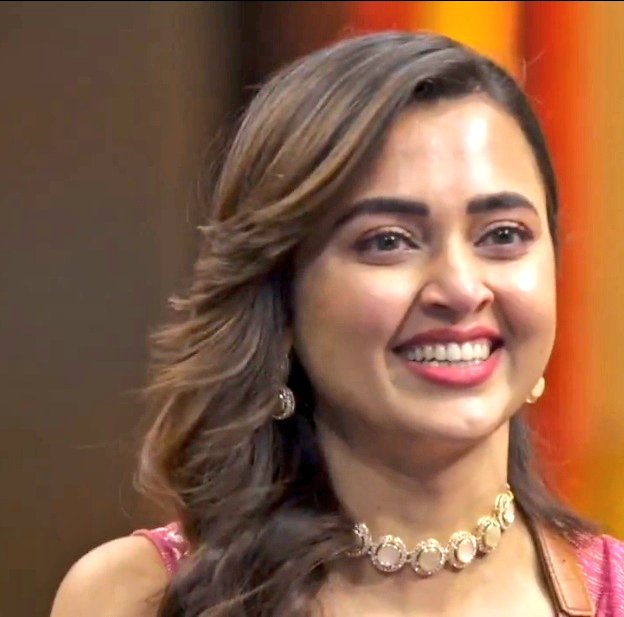 VinayRaghu02's tweet photo. I just realized, so that day she wearing this Saree &amp; Spotted in front of media
She Won Iconic RB Knife🔪 In Set 😍
(Pata bhi nahi chalne diya so called source ko, Aur log PR ki baat karte hai 😒)
@itsmetejasswi #TejasswiPrakash #TejaTroops #CelebrityMasterChef https://t.co/i5WeXmbBGp