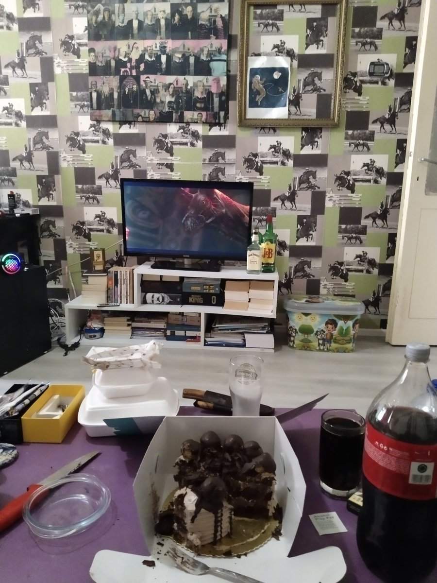 Paris'te ne birisi bi'şey Ekmek değil de pasta neydi o sokta şey yemeye çalışıyo