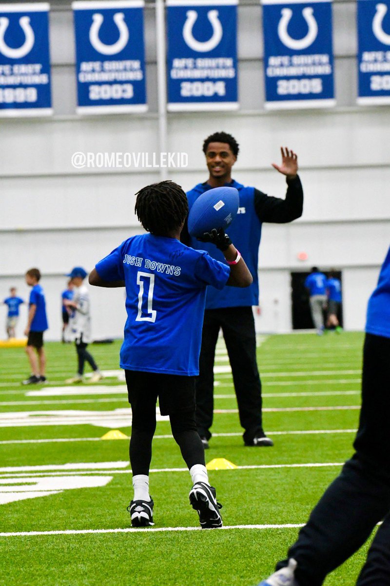 #Colts WR Josh Downs and a young camper | 📸 your truly