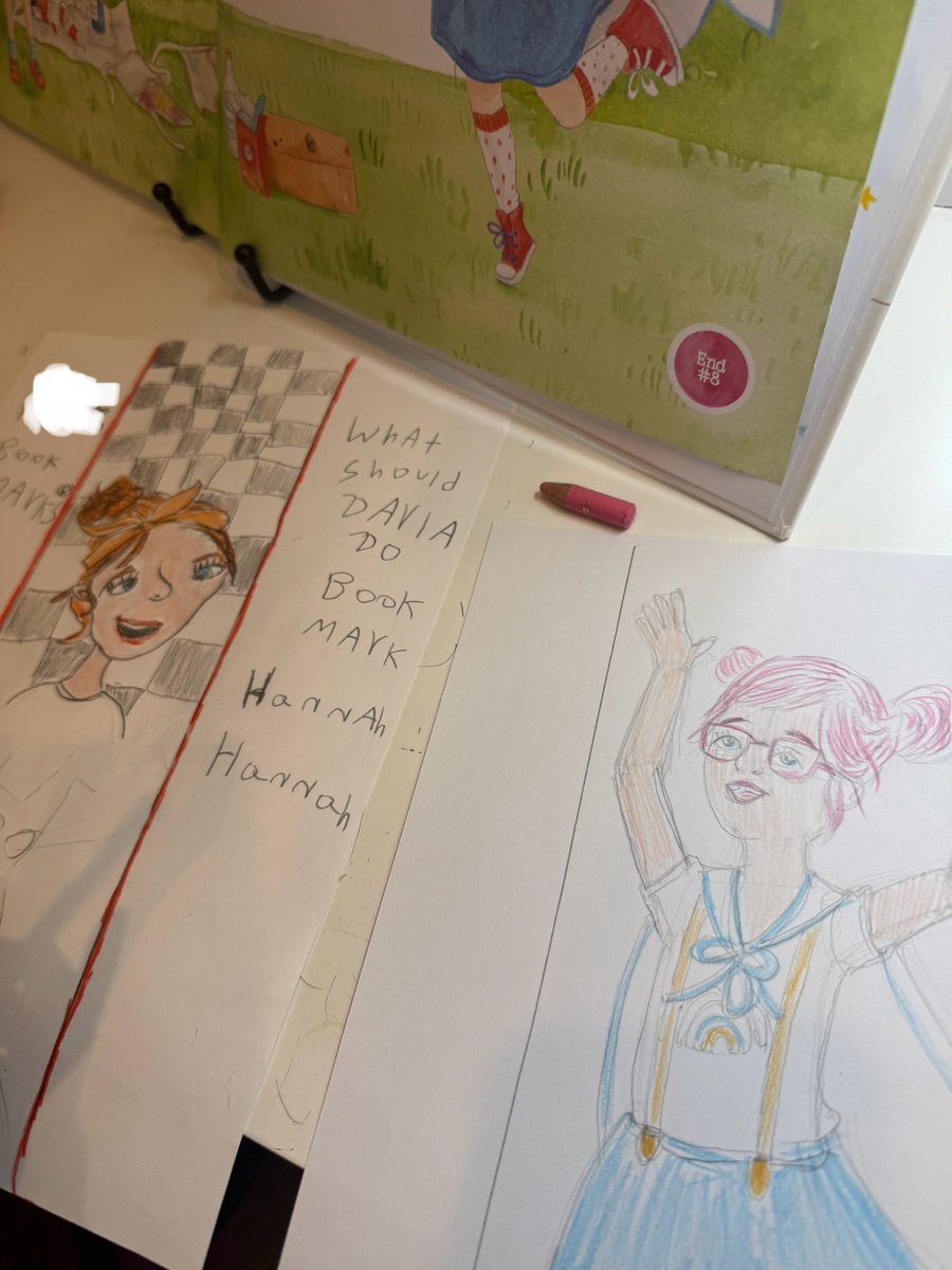 d_ijk_stra's tweet image. 일요일 이른 아침부터 별이와 나란히 앉아 what should darla do 캐릭터들을 그렸다. #별이육아 #별이그림 #내가그림