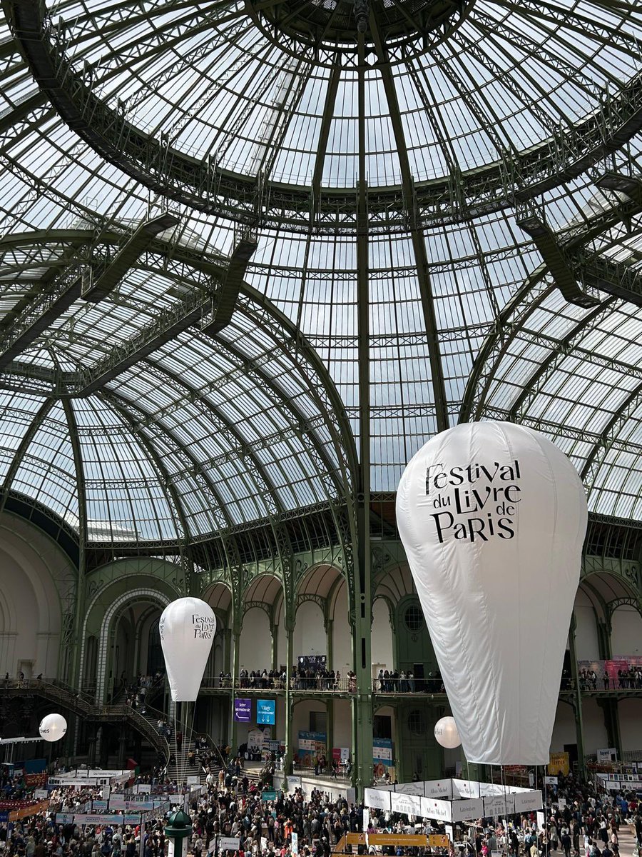Petit, mais très bel écrin 🔥🫶 ! Le Festival du livre de Paris, c’était ce WE au @GranPalaisRmn (De quoi continuer à faire plier ses étagères…).