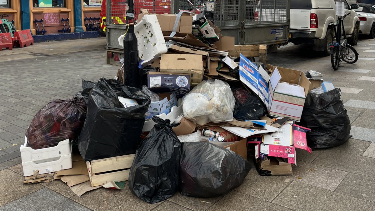 createstreets's tweet image. Our new report, supported by @CDALDN, @LondonHeritageQ &amp;amp; @SouthBankBID reveals how commercial waste management is failing Britain's high streets &amp;amp; what we can do about it...