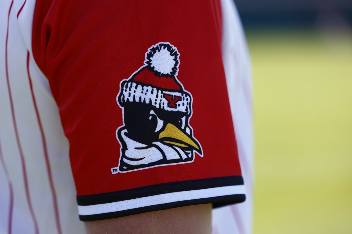 YSUBaseball's tweet image. Rocking these special uniforms for today's Autism Awareness Game in collaboration with @TheRichCenter 🐧⚾️🧩

#GoGuins