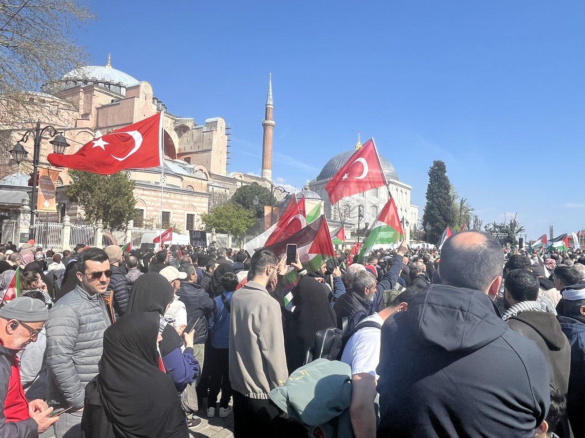 LHANOrhan's tweet photo. 🇵🇸🇹🇷İnsanlığın ortak sesi olmak ve soykırıma sessiz kalmamak için Beyazıt'tan Ayasofya'ya yürüyoruz!

Rabbim, özgür Aksa’da, özgür Filistin’de buluşmayı bizlere nasip eylesin. https://t.co/8sSILHbUx5
