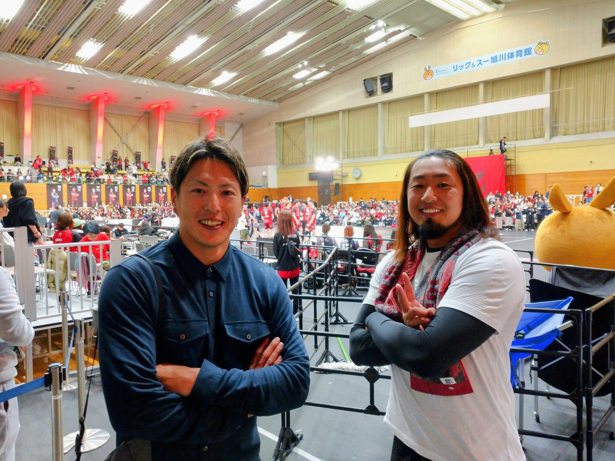 satoru_kurauchi's tweet photo. ひとりひとりの力は大きくなくても、合わさることでここまで来れる、もっと合わさったらどうなってしまうんだろう。そう思わせてくれる会場とチームがとても誇らしいです。これからも山あり谷ありの道のりでしょうけど、理念に沿って突き進んで下さい。今シーズンお疲れさまでした！また集まろうね～ https://t.co/jH4FVP1oOU