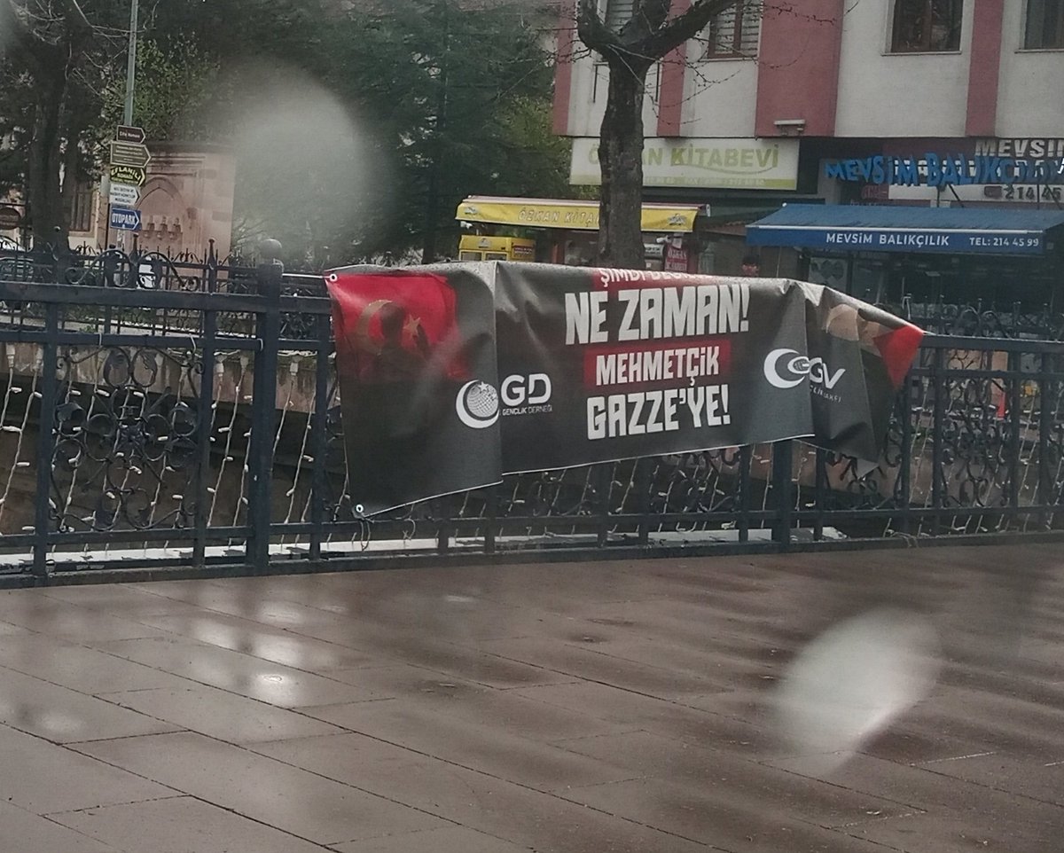 Mehmetçik, sizin babanızın uşağı değildir!