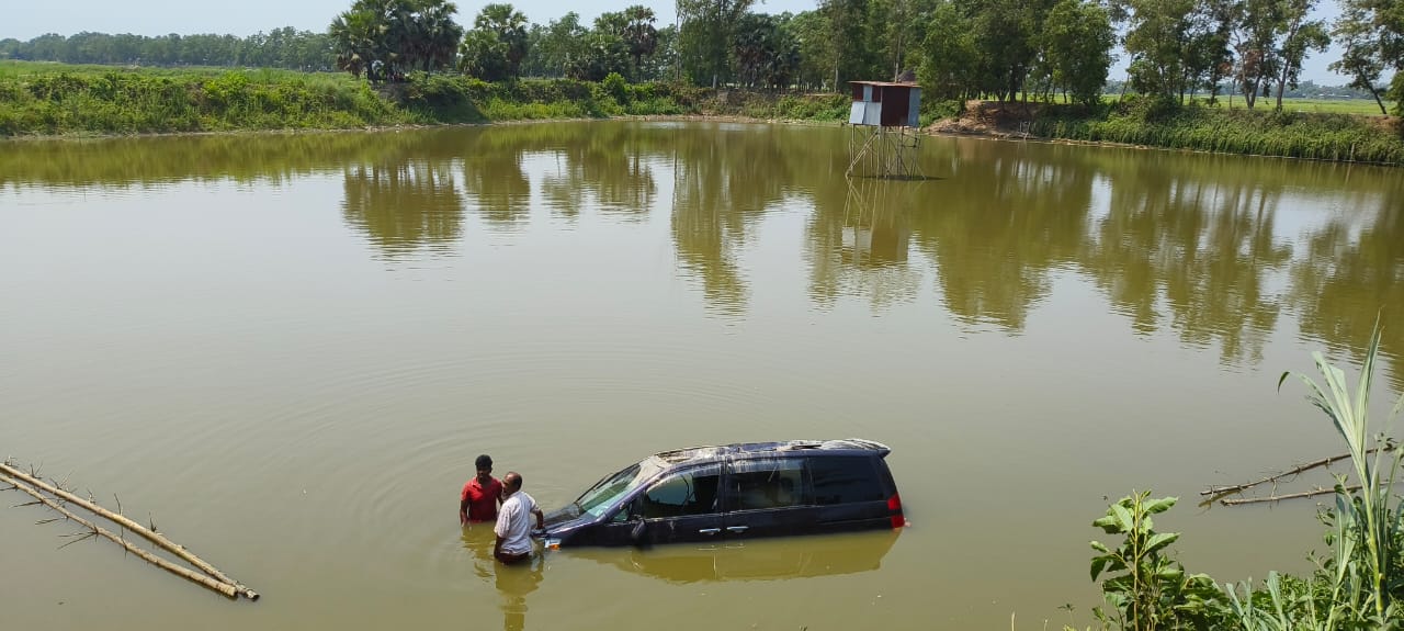 কালিয়াকৈরে পুকুর থেকে বিলাস বহুল মাইক্রোবাস উদ্ধার