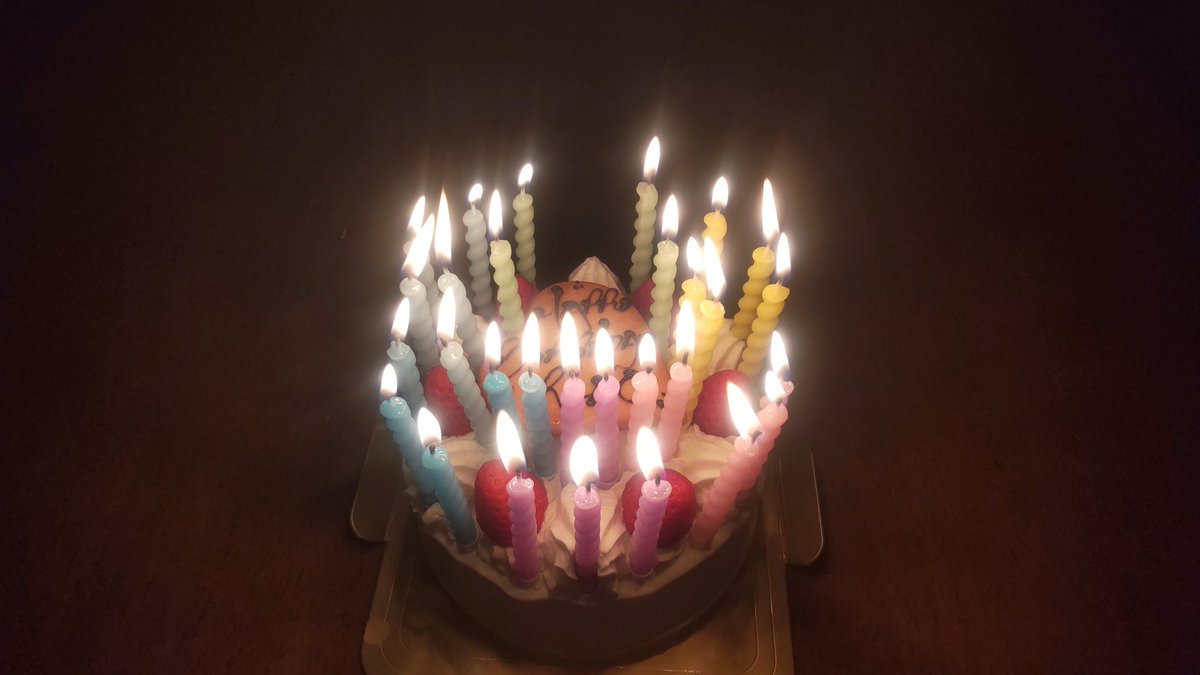 f_jry's tweet photo. 歳の数だけ🕯立てました https://t.co/oo0RJFvtt2