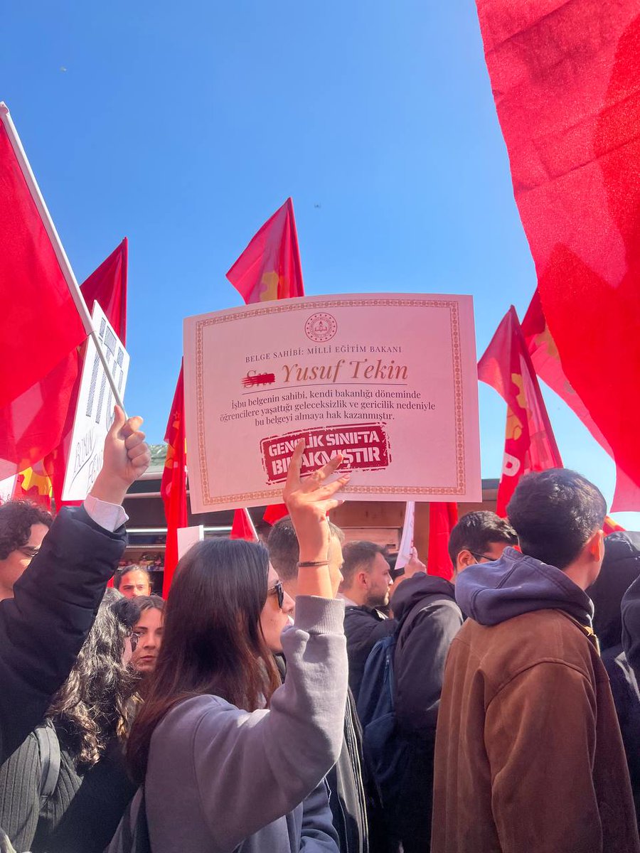 İstanbul'da gençler 'Gelecek biz olacağız' diyerek yürüdü

Tutuklu arkadaşlarıyla dayanışmak için siyahlar giyen gençlerin "diz çökeceksiniz" diyenlere yanıtı "Bu memleket bizim. Tarikatçıların, para babalarının değil. Geleceğimizi söküp alacağız" oldu

haber.sol.org.tr/haber/istanbul…