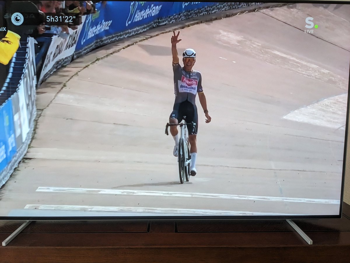 Hattrick voor <a href="/mathieuvdpoel/">Mathieu Van der Poel</a> 
3e keer winst in <a href="/parisroubaix/">Paris-Roubaix</a>