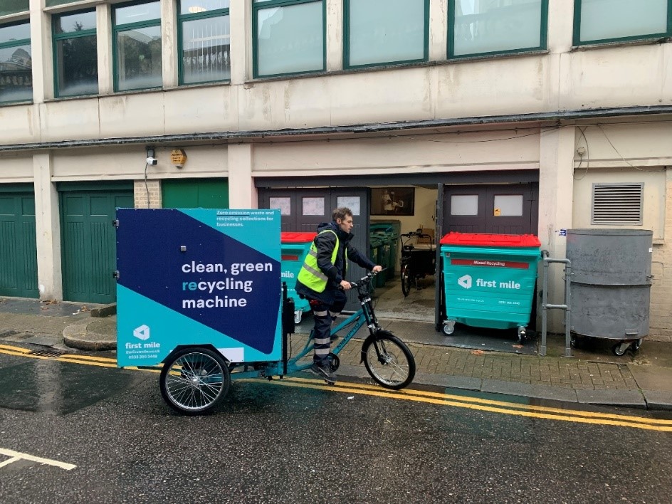 createstreets's tweet image. What can be done ? We've 9 suggestions. Some can happen now using existing powers:
1⃣Refuse Buyers Clubs: Implement consolidation schemes, as in Bond St
2⃣ ‘Reverse Deliveroo’ for commercial waste collections. Encourage e-cargo bikes
3⃣ Centralised locations to deposit waste