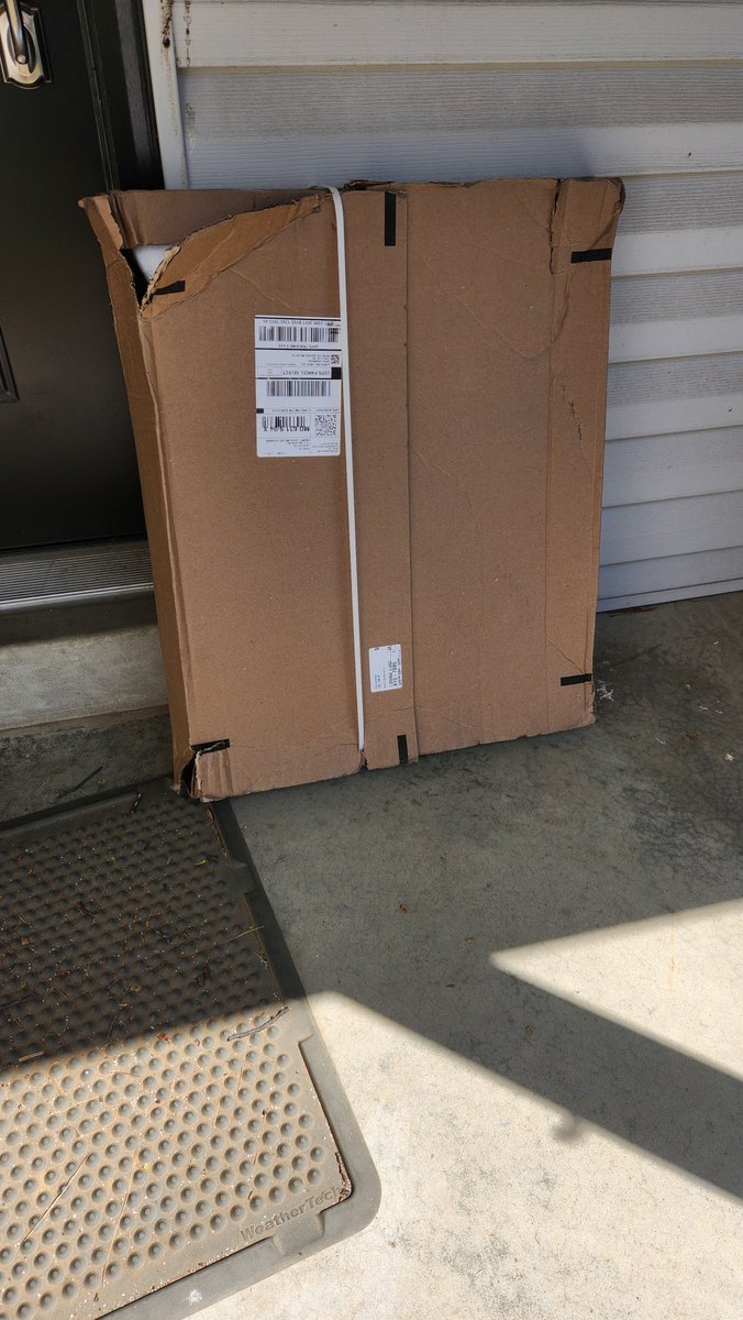 gregh825's tweet photo. @UPS @USPS Fortunately, the contents were not damaged, however a box should not be delivered in this condition. Just making you aware. Not sure where damage occured. No harm. No foul. But do better. https://t.co/94rV88awOp