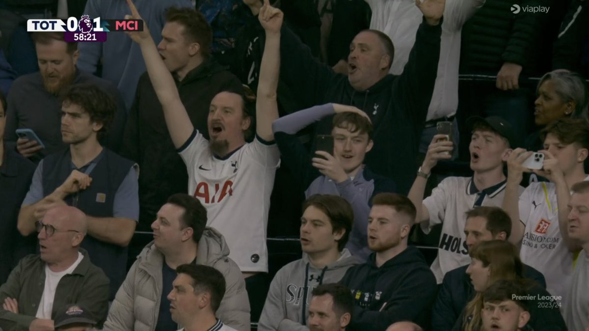 UPYOURARSENAL04's tweet photo. This were Tottenham fans celebrating Man City beating them so Arsenal don't win the League

Now They're getting smashed by 4 Goals by Wolves

Let's see you Celebrate😭 https://t.co/qWA0s7K2wd