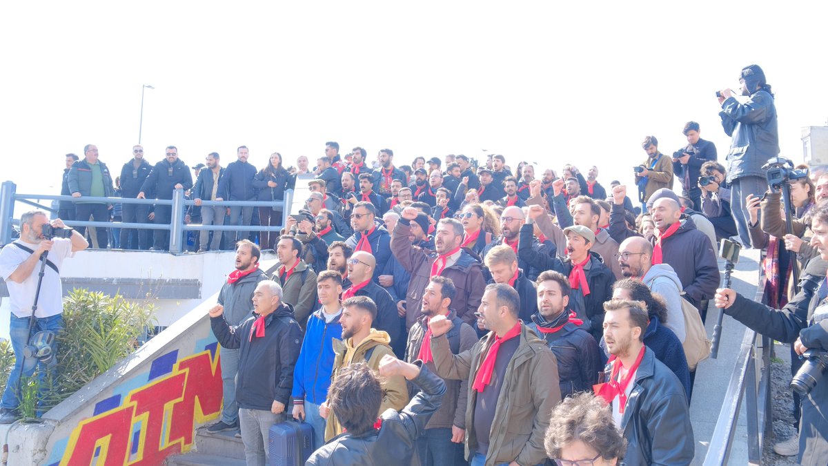 Bugün Türkiye Komünist Gençliği'nin çağrısıyla İstanbul'da düzenlenen eyleme kırmızı fularlarıyla katılan TKP üyesi çok sayıda veli ve işçi Galata Köprüsü'nün üzerinde bekleyen polislerle gençler arasında bariyer oluşturdu

haber.sol.org.tr/haber/istanbul…