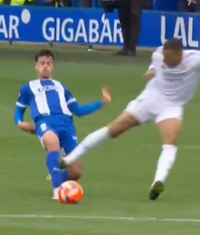 Entrada salvaje de Mbappé que debería dejarle fuera de la final de Copa. Podría haber lesionado a Antonio Blanco para muchos meses. 

Qué locura.
