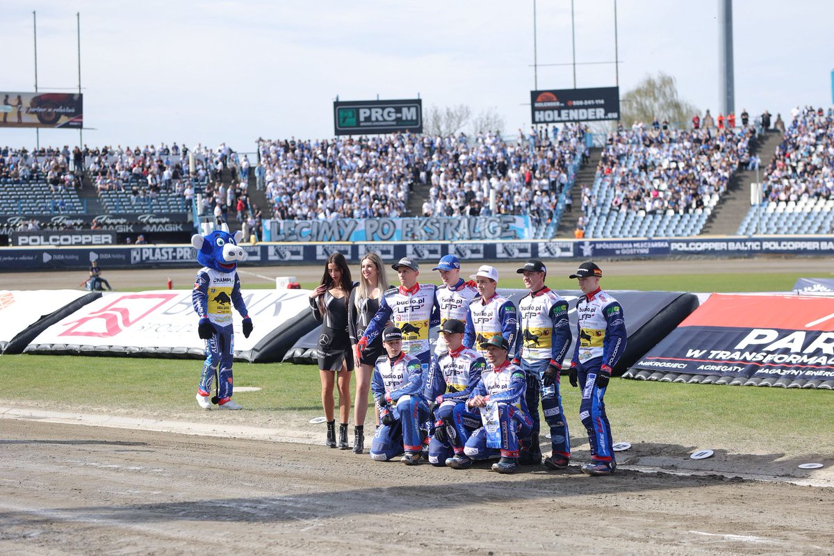 UniaLesznoKS's tweet photo. Mecz #LESTAR zakończony wysokim zwycięstwem 6️⃣3️⃣:2️⃣6️⃣ 💪🏼

Najskuteczniejsi w #KSUL:
@ZengiRacing (12 pkt.)
Nazar Parnitskyi (12+3 pkt.)
@Ben84Cook (13+1 pkt.)

#KSUL ⚪🔵🤟🏼 #UniaLeszno #M2E #Metalkas2Ekstraliga https://t.co/uFz6namy29